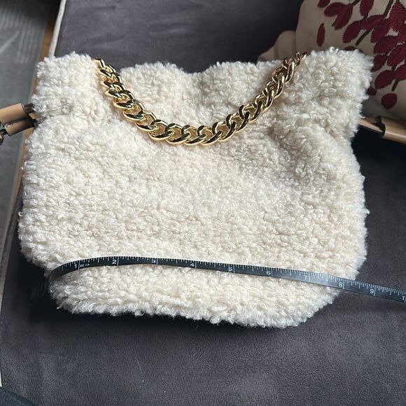 Kelly & Katie Purse Faux Fur Plush Lylla Bucket Bag Wrist Arm Chain - Picture 6 of 7